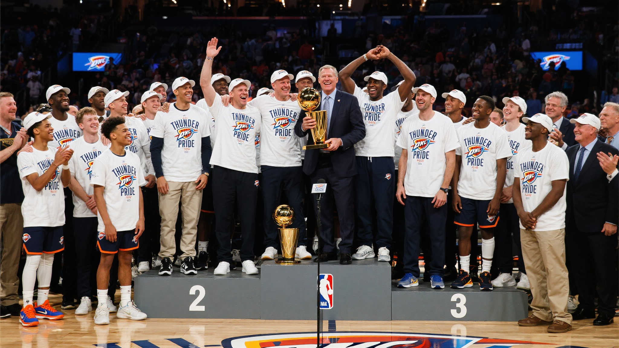 巅峰时刻!雷霆众将携手老板共举总冠军奖杯 作为精彩片段之一,总决赛现场颁发冠军奖杯环节,不仅